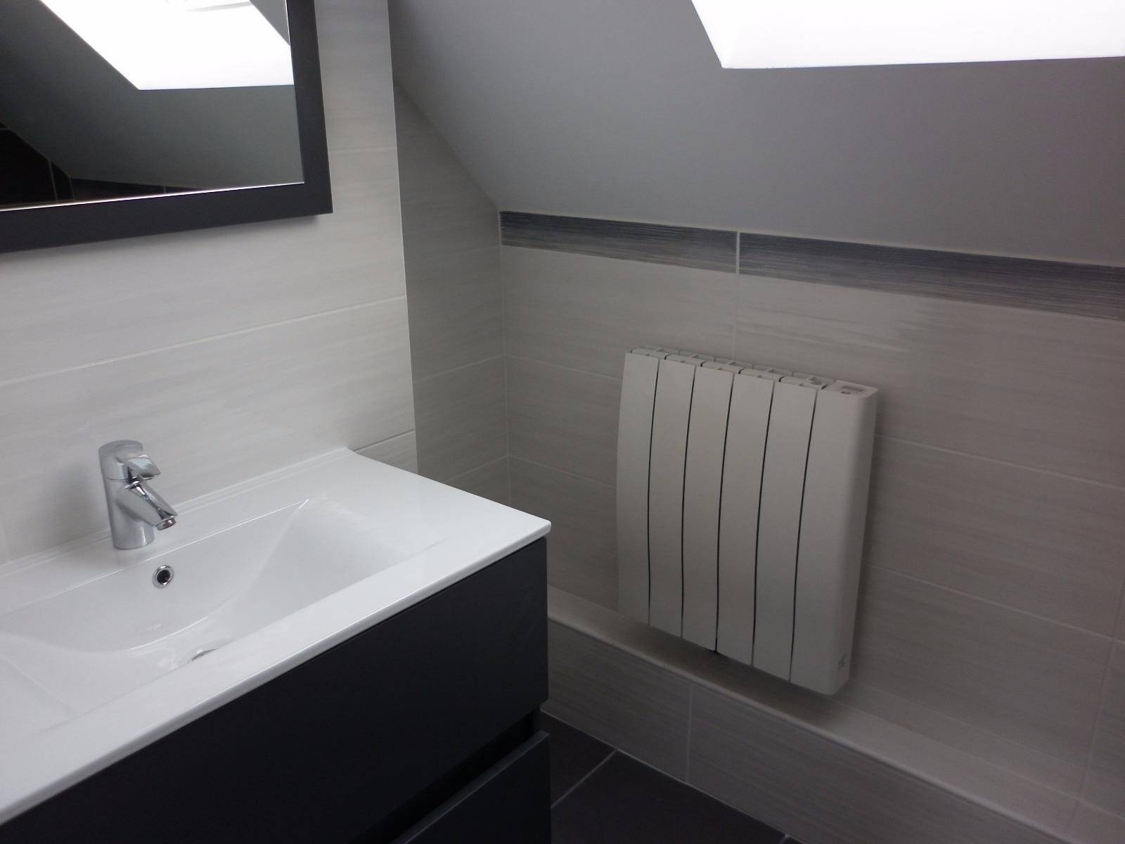 Radiateur dans une salle de bains